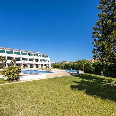 Julio Pomar, Swimming Pool *