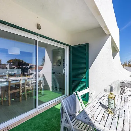 Julio Pomar, Swimming Pool