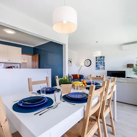 Julio Pomar, Swimming Pool