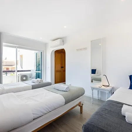 Julio Pomar, Swimming Pool Apartamento *