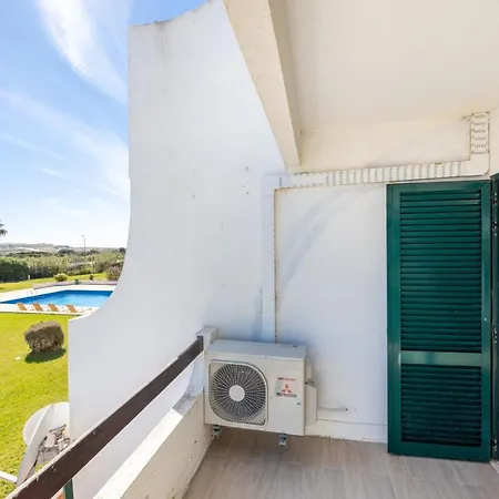 Julio Pomar, Swimming Pool *