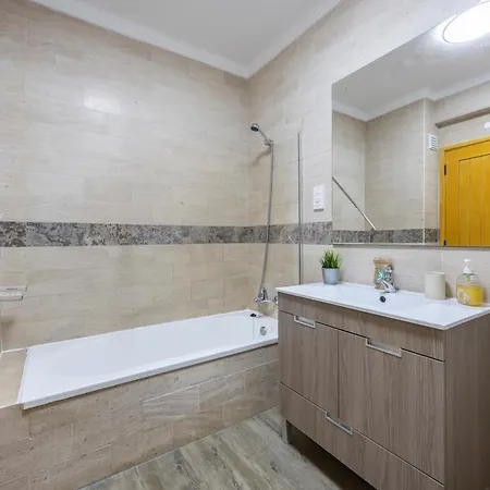 Julio Pomar, Swimming Pool Apartamento *