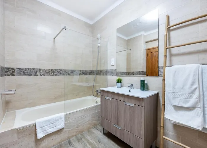 Julio Pomar, Swimming Pool * Sagres